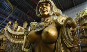 Taller de la escuela de samba "Uniao da Ilha do Governador", que tiende un puente entre el carnaval carioca, que comienza oficialmente y los Juegos Olímpicos de Londres 2012 con un homenaje a la cultura, la estética y la historia británicas. El grupo realizará en su desfile, la noche del próximo 20 de febrero, una representación de las ceremonias de apertura de los Juegos Olímpicos y hará referencia al comienzo de la cuenta atrás para los Juegos de Río en 2016. Foto: Marcelo Sayão / Efe