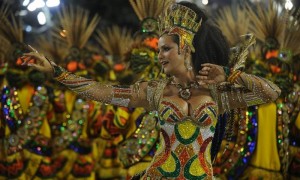 La modelo Luiza Brunet, con la escuela de samba Imperatriz, participa en el primer día de los desfiles del carnaval de Río de Janeiro (Brasil). Foto: Antonio Lacerda / Efe