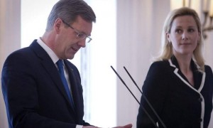 El presidente de Alemania, Christian Wulff, y su esposa, Bettina, durante la comparecencia pública en la que el primero anunció su dimisión. Foto: Michael Kappeler / Efe