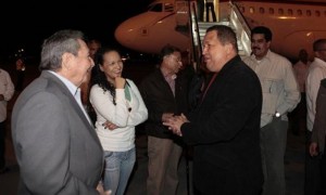 El presidente venezolano, Hugo Chávez, es recibido por su homólogo cubano, Raúl Castro, a su llegada a La Habana, el pasado 24 de febrero. Foto: Marcelo García / Palacio de Miraflores / Efe