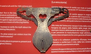 Reproducción de un cinturón de castidad que forma parte de la exposición inaugurada en la Academia de Hungría de Roma, bajo el título "La historia misteriosa de los cinturones de castidad. Mito y realidad". Foto: Efe