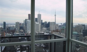 El valor total de los permisos expedidos aumentó en 17 de las 34 áreas metropolitanas del censo. La ciudad de Toronto tuvo el mayor incremento, seguida de Calgary