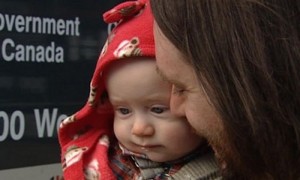 Lynne Aitchison, procedente de Escocia, dio a luz a su hijo Ziggy en un hotel de Vancouver porque la provincia de Columbia Británica no cubría los gastos médicos del parto, a pesar de que la mujer está casada con un canadiense. Foto: CBC