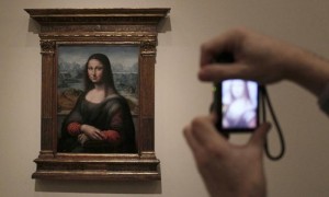 Imagen tomada hoy en el Museo del Prado durante la presentación a los medios de comunicación de "La Gioconda" de la pinacoteca madrileña, después del proceso de restauración que ha permitido establecer que esta copia fue realizada a la vez que la famosa obra original de Leonardo Da Vinci. Foto: Paco Campos / Efe
