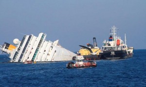 Un buque cisterna trabaja en las labores de extracción de las 2.300 toneladas de carburante del crucero "Costa Concordia", naufragado el pasado 13 de enero frente a la isla italiana del Giglio. Foto: Enzo Russo / Efe