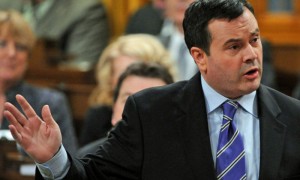El ministro de Inmigración, Jason Kenney, quien presentó este jueves el proyecto de ley, señaló que la intención del Gobierno es que la nueva norma sea aprobada a finales de junio