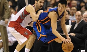 El jugador de los Knicks de Nueva York Jeremy Lin controla la bola ante el español José Calderón, de los Raptors de Toronto. Foto: Warren Toda / Efe