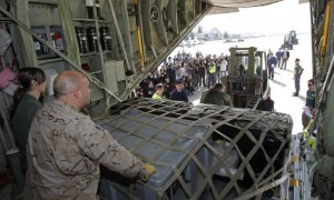 Fotografía facilitada por el Ministerio de Defensa español de la operación de desembarco, en la base de Torrejón de Ardoz (Madrid), del tesoro de la fragata 'Nuestra Señora de las Mercedes', que llegó a España procedente de Tampa (Florida) en dos aviones Hércules del Ejército del Aire español. Foto: Efe
