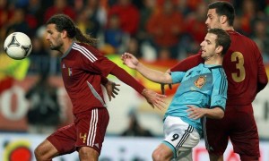 El delantero de la selección española Roberto Soldado disputa un balón ante los defensas de la selección de Venezuela Oswaldo Vizcarrondo y Andrés Tuñez, durante el partido amistoso que ambas selecciones disputaron en Málaga, España. Foto: Jorge Zapata / Efe