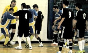Todos los jugadores en un área. Acción de intenso partido entre “Sonsonate” con “Tejutepeque”