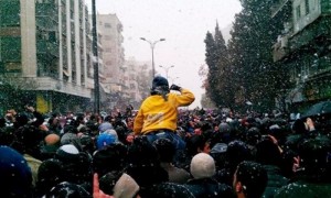 Fotografía de fecha desconocida facilitada por los opositores Comités de Coordinación Local el pasado 19 de febrero, del funeral de civiles sirios fallecidos durante una manifestación contra el Gobierno, en Damasco. De acuerdo con diversas informaciones, tres personas murieron cuando las fuerzas del Gobierno sirio abrieron fuego contra manfiestantes durante un funeral en Mezzeh, distrito de Damasco en el que se encuentran localizadas muchas instituciones oficiales y embajadas. Foto: Comités de Coordinación Local / Efe