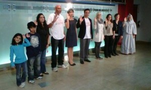 Imagen de la ceremonia de ciudadanía donde al menos seis funcionarios del gobierno se hicieron pasar por nuevos canadienses en una grabación para la red de la cadena Sun News, el 16 de octubre de 2011. Foto: CP