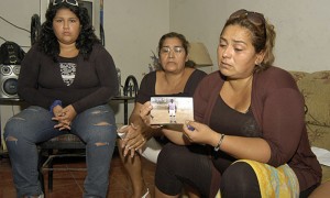 Familiares de Enrique Arturo León, una de las víctimas. Foto: La República