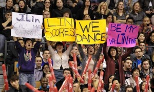 El Air Canada Centre de Toronto se llenó de aficionados del jugador de los Knicks Jeremy Lin. Foto: Warren Toda