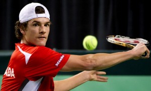 El canadiense Frank Dancevic devuelve una bola al francés Jo-Wilfried Tsonga. Foto: Darryl Dyck / CP