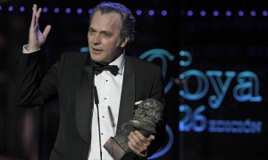 El actor español José Coronado, tras recibir el Goya a la mejor interpretación masculina protagonista, por su papel en 'No habrá paz para los malvados', durante la Gala de la XXVI edición de los Premios Goya, celebrada en el Palacio Municipal de Congresos, en Madrid. Foto: Ballesteros / Efe