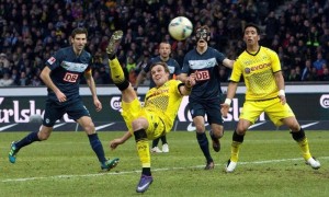 El jugador del Borussia Dortmund Kevin Grosskreutz  marca gol ante los jugadores del Hertha de Berlín durante el partido de la Bundesliga alemana disputado en el estadio Olímpico en Berlín, este sábado 18 de febrero de 2012. El Borussia Dortmund ganó 1-0. Foto: Thomas Eisenhuth / Efe