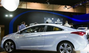 Un vehículo Hyundai Elantra, en la apertura del Salón Internacional del Automóvil de Canadá, en Toronto, este jueves. Foto: Julio César Rivas / Efe
