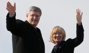 El primer ministro, Stephen Harper, y su esposa, Laureen, saludan en Ottawa antes de partir hacia China, este lunes. Foto: Adrian Wyld / CP