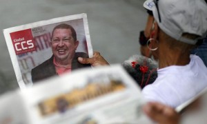 Un hombre lee un periódico en cuya portada se observa la imagen del presidente venezolano, Hugo Chávez, este miércoles 29 de febrero de 2012, en Caracas. Foto: David Fernández / Efe