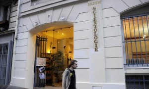 El origen del proceso fue la demanda de dos antiguos adeptos, que acusaron a la Iglesia de la Cienciología en Francia de haberles estafado 21.000 y 49.500 euros en 1998