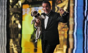 El actor Jean Dujardin, con su Oscar a la mejor interpretación por 'The Artist', y el perro Uggie. Foto: Reuters