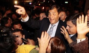 El presidente de Ecuador, Rafael Correa, saluda a sus simpatizantes despúes de escuchar, en Quito, en la Corte Nacional de Justicia de Ecuador, la condena a tres años de prisión y al pago de 40 millones de dólares contra los tres principales directivos del diario 'El Universo' y un exeditorialista, en el litigio emprendido por injurias por el presidente ecuatoriano. Foto: José Jacome / Efe