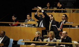 El embajador de Siria ante la ONU llama a una moción de orden a los miembros de la Asamblea General de la Organización durante la votación. Foto: Justin Lane / Efe