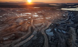 La extracción del crudo de las arenas bituminosas implica el dragado de gigantescas extensiones de terreno y el uso de enormes cantidades de agua y energía para separar la arena del petróleo