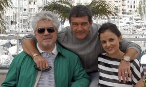 Almodovar posa en Cannes junto a Elena Anaya y Antonio Banderas, miembros del reparto de 'La piel que habito'