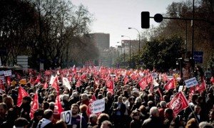 Vista general de la manifestacion celebrada este 19 de febrero en Madrid en la que han participado miles de personas (500.000, según sindicatos; 50.000, según policía) contra la reforma laboral aprobada por el Gobierno español. Foto: Luca Piergiovanni / Efe