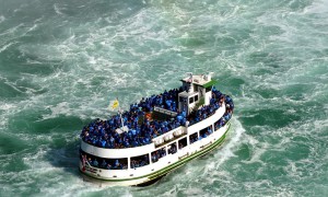 Turistas en un barco de Maid of the Mist, cerca de las cataratas del Niágara. Foto: Wikipedia