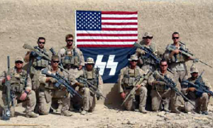 En la foto se puede ver a un grupo de diez soldados posando delante de una bandera estadounidense con otra que parece cosida debajo con el símbolo de las SS
