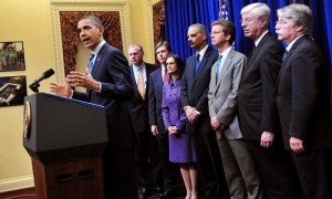 El presidente de los EE UU, Barack Obama, durante una rueda de prensa en el edificio Eisinhower de Wasington, en la que afirmó que el acuerdo con cinco de los mayores bancos del país para que paguen más de 25.000 millones de dólares por abusos en la hipotecas ayudará a dejar atrás "una era de irresponsabilidad". Foto: Kevin Dietsch / Efe
