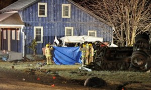 Personal de emergencias, en el lugar donde ocurrió el accidente que dejó once muertos en una carretera rural al oeste de Waterloo, en Ontario. Foto: David Ritchie / CBC