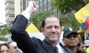 Fotografía de archivo del 16 de septiembre de 2011 del director del diario ecuatoriano El Universo, Carlos Pérez, durante una protesta frente al tribunal en Guayaquil (Ecuador). Foto: Soledad Contreras / Efe