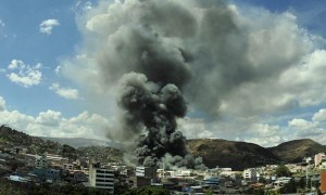 El incendio se originó en el Mercado Colón y se extendió al contiguo Mercado de San Isidro, ambos ubicados en una calle donde se encuentra otra de esas estructuras, el Mercado de Las Américas. Foto: Gustavo Amador / Efe