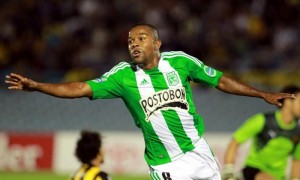 El jugador Dorlan Pavón, de Atlético Nacional, celebra un gol ante Peñarol, en el estadio Centenario en Montevideo. Foto: Iván Franco / Efe