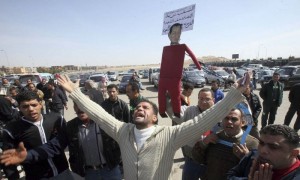 Manifestantes egipcios gritan consignas contra el expresidente Hosni Mubarak durante una protesta frente a la academia de policía, en la que se celebró la última sesión de su juicio, en El Cairo. Foto: Khaled Elfiqi / Efe