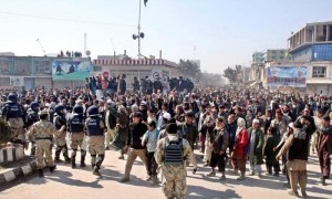 Afganos gritan consignas en Kunduz (Afganistán), este sábado, 25 de febrero de 2012, durante un protesta contra la quema de libros del corán por parte soldados estadounidenses en una base de la OTAN en Afganistán. Foto: Naqeeb Ahmed / Efe