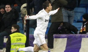 El delantero portugués del Real Madrid, Cristiano Ronaldo, celebra su segundo gol y segundo de su equipo, durante el partido correspondiente a la vigésimo tercera jornada de Liga de Primera División española, entre el Real Madrid y el Levante UD, en el estadio Santiago Bernabéu, en Madrid. Foto: Alberto Martín / Efe