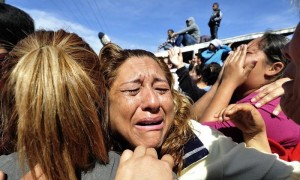 Familiares de reos del penal de Apodaca en la zona metropolitana de Monterrey, México, donde al menos 44 presos murieron en una riña entre diversos grupos. Foto: Miguel Sierra / Efe