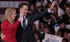 El exgobernador de Massachusetts y aspirante presidencial republicano Mitt Romney saluda a sus seguidores junto a su esposa, Ann, en Novi, Michigan, donde Romney celebró sus victorias en las primarias de Arizona y Michigan, que calificó de "suficientes", mientras que pidió un último impulso para imponerse como candidato republicano en las elecciones presidenciales. Romney se adjudicó las primarias de Arizona con claridad y las de Michigan con un reducido margen de diferencia frente al exsenador de Pensilvania Rick Santorum. Foto: Jeff Kowalsky / Efe