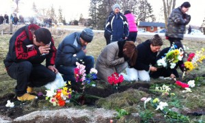 Familiares y amigos lloran a las víctimas del accidente en el lugar donde se produjo el siniestro, en Hampstead, Ontario, este martes. Foto: Denise Kimmel / CTV News