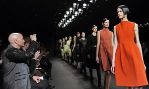 Modelos lucen creaciones del diseñador Calvin Klein, durante un desfile de la Semana de la Moda de Otoño de Nueva York. Foto: Peter Foley / Efe