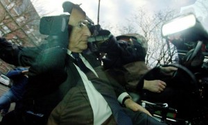 El exdirector gerente del Fondo Monetario Internacional Dominique Strauss-Kahn llega para declarar bajo arresto por su presunta implicación en una red de prostitución, a una Gendarmería de Lille, en el norte de Francia, el martes 21 de febrero de 2012. Foto: Julien Warnand / Efe