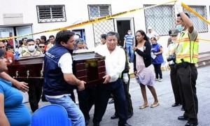 Un féretro con los restos de una de las víctimas a la salida de la morgue de Ibarra, norte de Ecuador, tras un accidente de tránsito a la altura de la comunidad de Cuajara. Foto: Soledad Contreras / Efe