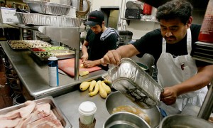 Trabajadores hispanos en un restaurante de San Diego, Estados Unidos. Foto: Sandy Huffaker / The New York Times