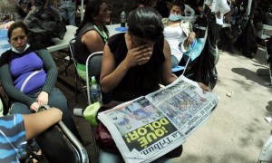 Faliliares esperan en la morgue de Tegucigalpa (Honduras) a que les entreguen los cuerpos de los reos que murieron debido al incendio del pasado martes en la noche en la Granja Penal de Comayagua. Una mujer y 354 presos son los muertos en el incendio, según la directora de fiscales del Ministerio Público, Danelia Ferrera. Foto: Gustavo Amador / Efe