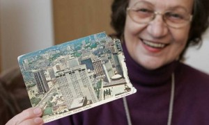 La postal, depositada en un buzón en Canadá en julio de 1975, fue entregada el pasado sábado por una cartera a su destinataria, Isolde Thiele, en su domicilio de Eisenhüttenstadt, en el estado federado de Brandeburgo, en el este de Alemania. Foto: Moz / Gerrit Freitag / Märkische Oderzeitung
